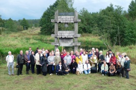 Konferencijos dalyviai  ant Merkio kranto Rūdnininkų kaime – čia vyko konferencija „Rūdninkų giria – istorinių įvykių liudininkė“ (A. Arlauskienės nuotr.).